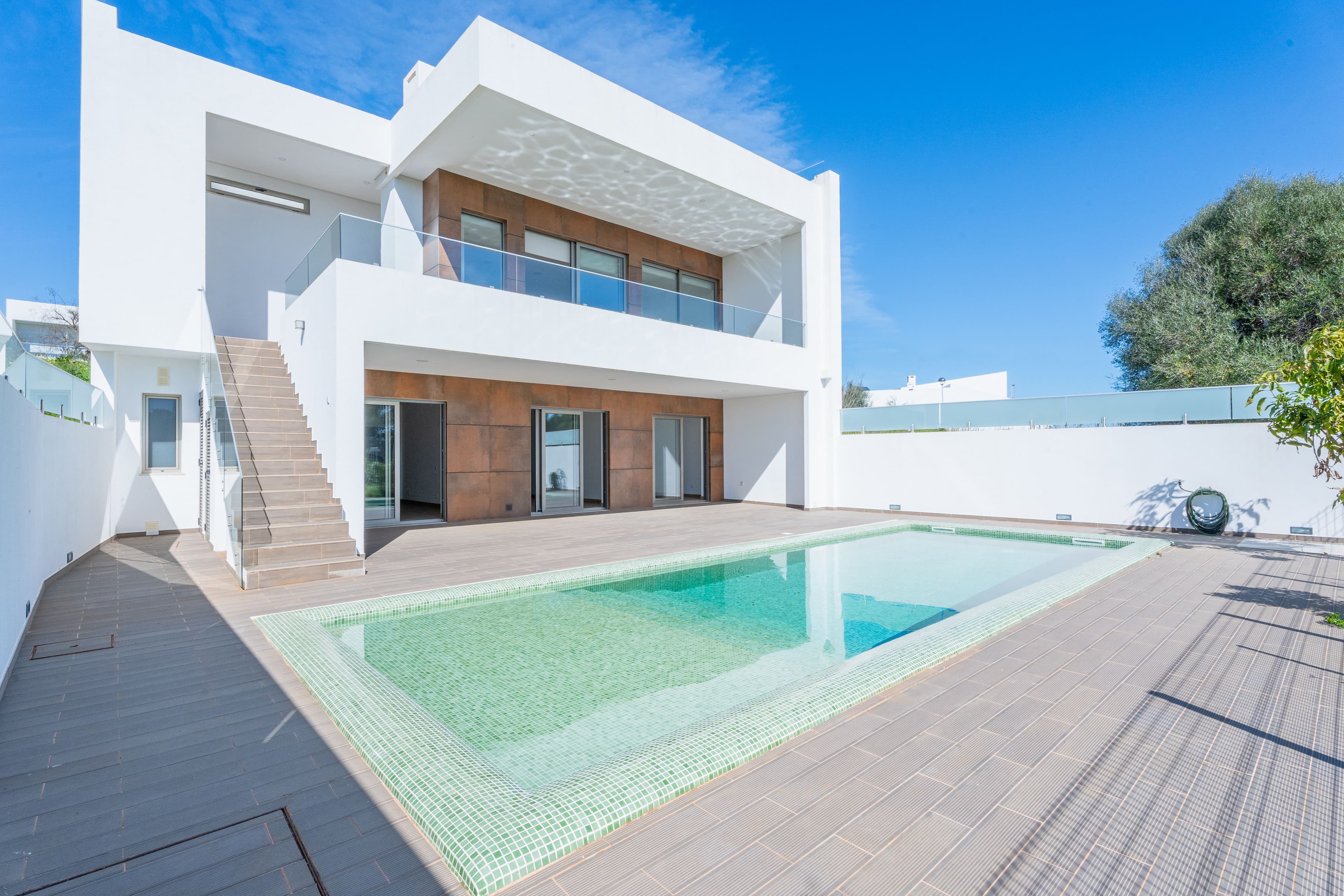 Moradia T3+1 com vista mar, garagem, jardim e piscina- Mexilhoeira Grande, Portimão